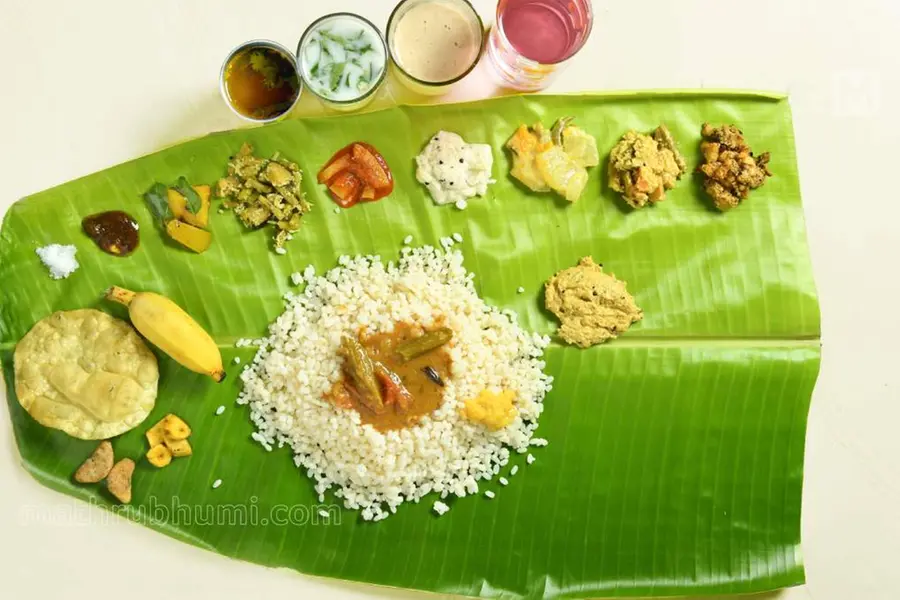 ആകാശത്ത് വെച്ച് കിടിലന് ഓണസദ്യയുണ്ണാം; യാത്രക്കാര്ക്കായി സദ്യയൊരുക്കി എമിറേറ്റ്സ് എയര്ലൈന്സ്