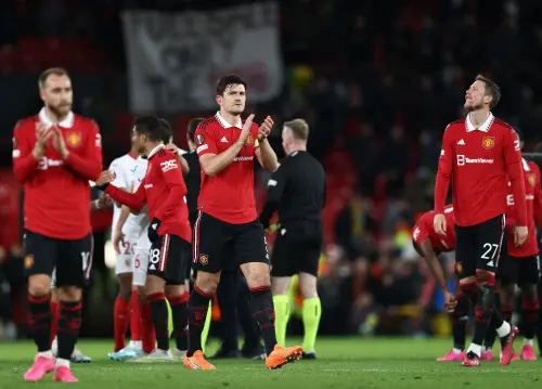 Harry Maguire (C) applauds the fans | AFP
