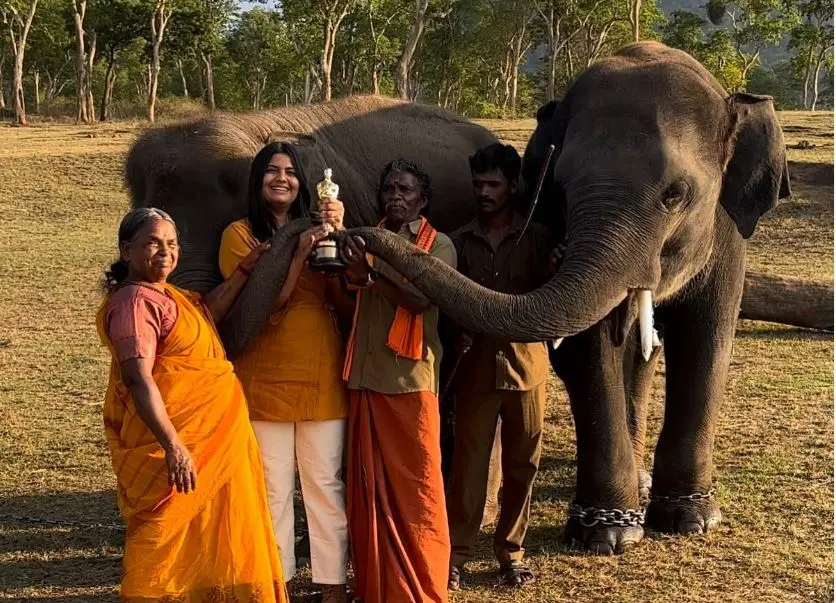 Bomman, Kartiki Gonsalves, Bellie, Raghu and Ammu (Bommi) and the Oscar | Photo: Instagram / kartikigonsalves/