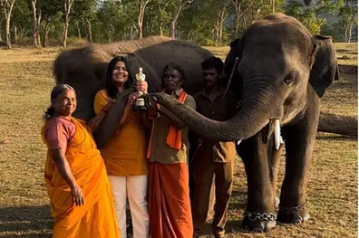 Bomman, Bellie, Bommi & Raghu of 'The Elephant Whisperers' pose with the Oscar