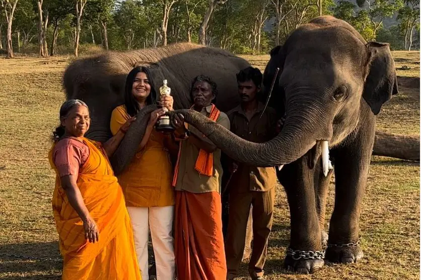Bomman, Bellie, Bommi & Raghu of 'The Elephant Whisperers' pose with the Oscar