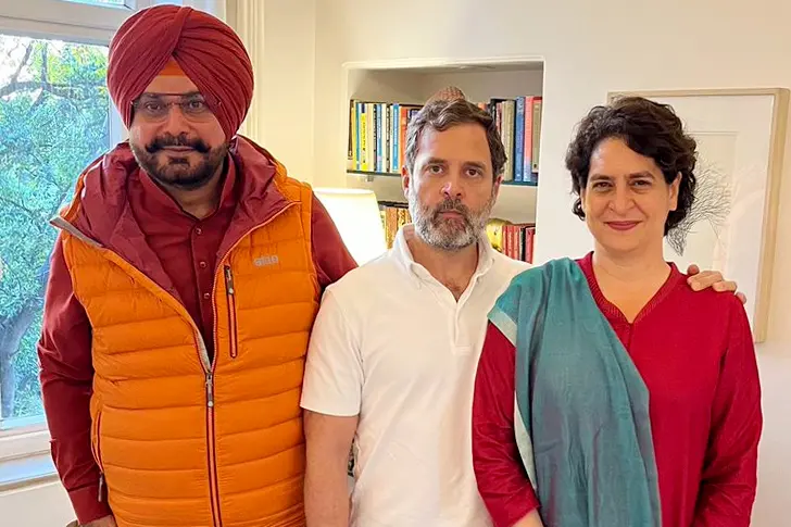Sidhu meets Rahul Gandhi, Priyanka in Delhi after release from jail