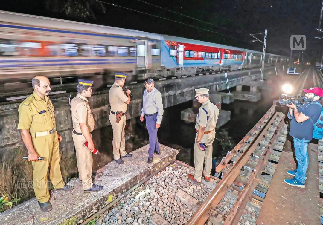 Police officials carrying out probe at the spot of Kozhikode train fire | Photo: Mathrubhumi