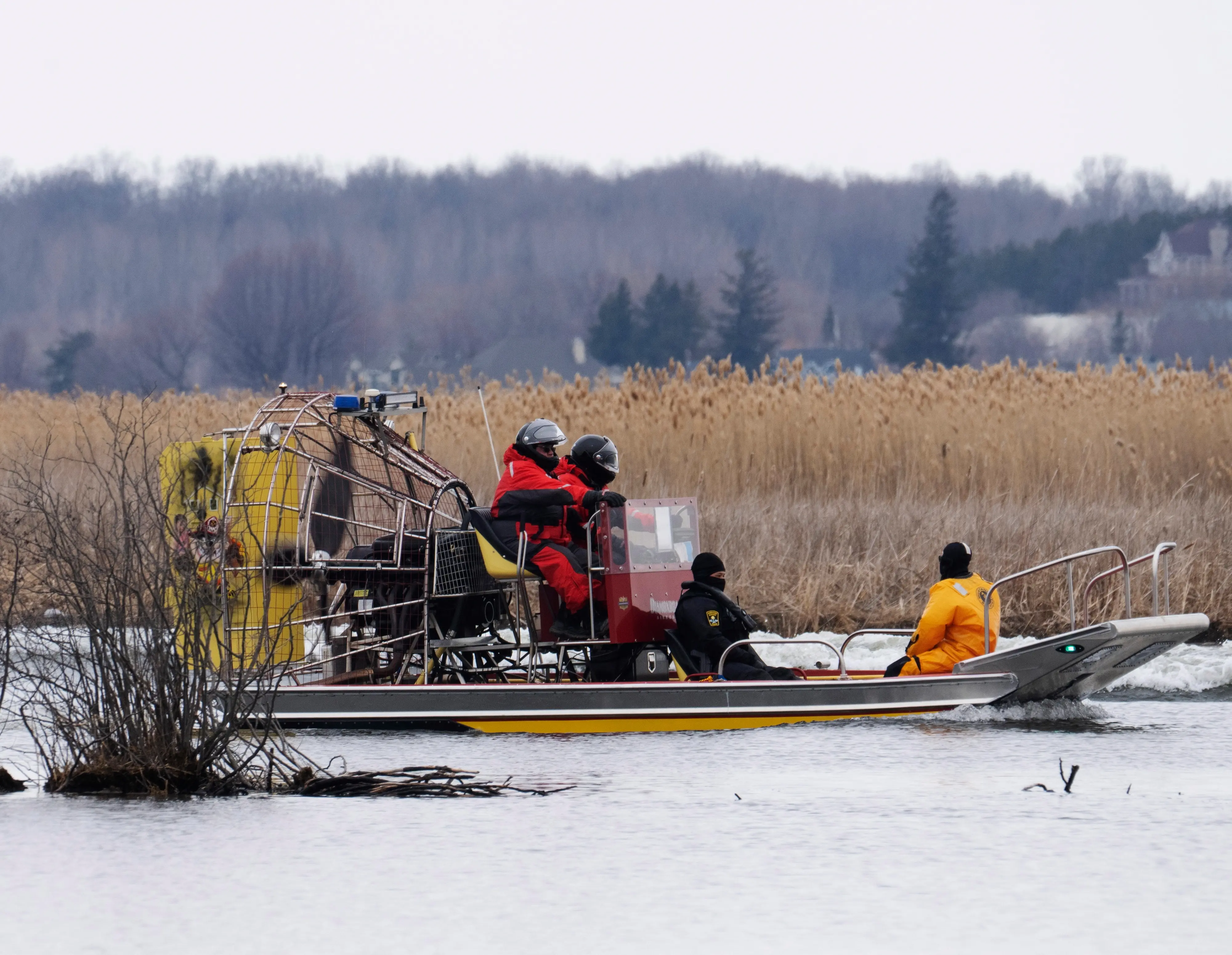Searchers look for victims at the river that straddles the Canada-U.S. border | Photo: AP