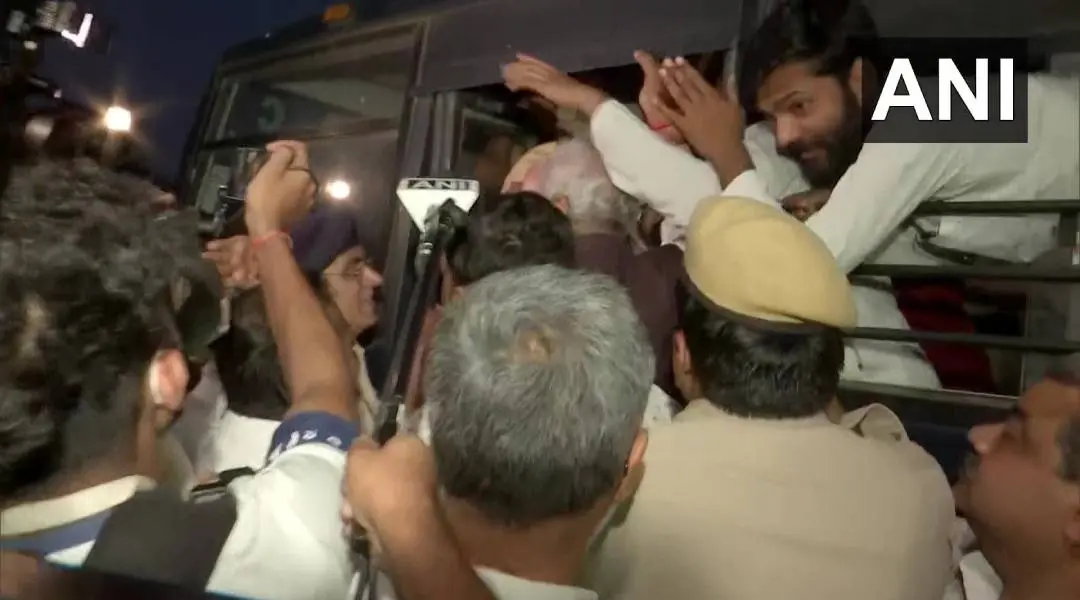 ചെങ്കോട്ടയിലേക്കുള്ള കോണ്ഗ്രസ് മാര്ച്ചിനെത്തിയവരെ പോലീസ് അറസ്റ്റു ചെയ്ത് നീക്കുന്നു | ANI