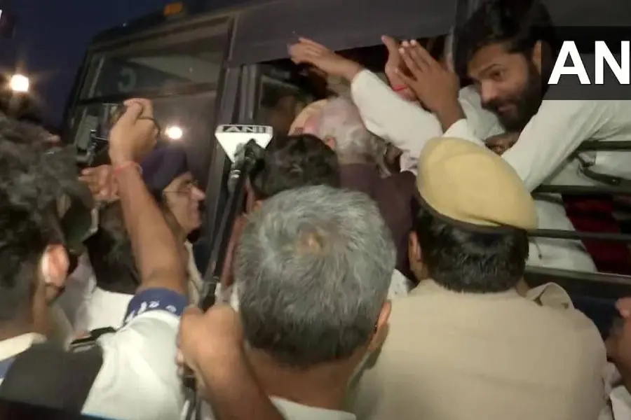 മാര്ച്ചിന് അനുമതിയില്ല, ചെങ്കോട്ടയില് കോണ്ഗ്രസ് പ്രതിഷേധം; നേതാക്കള് കസ്റ്റഡിയില്, സംഘര്ഷം