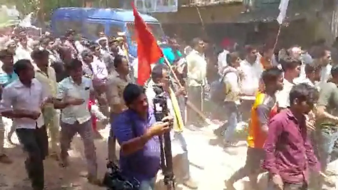 യെദിയൂരപ്പയുടെ വീടിനു മുന്നിൽ നടന്ന പ്രതിഷേധം | ഫോട്ടോ: https://twitter.com/KeypadGuerilla/