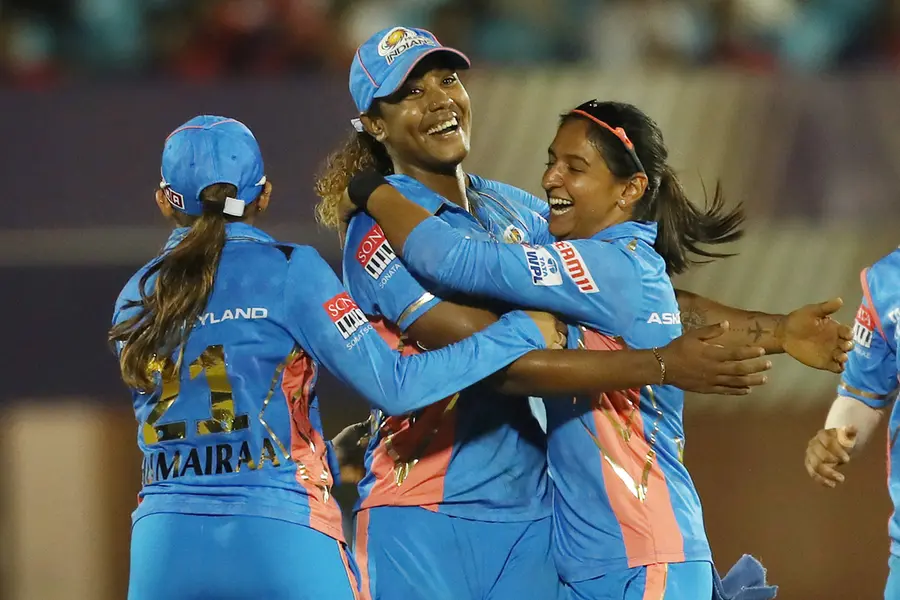 ചരിത്രം ! പ്രഥമ വനിതാ പ്രീമിയര് ലീഗ് കിരീടത്തില് മുത്തമിട്ട് മുംബൈ ഇന്ത്യന്സ്