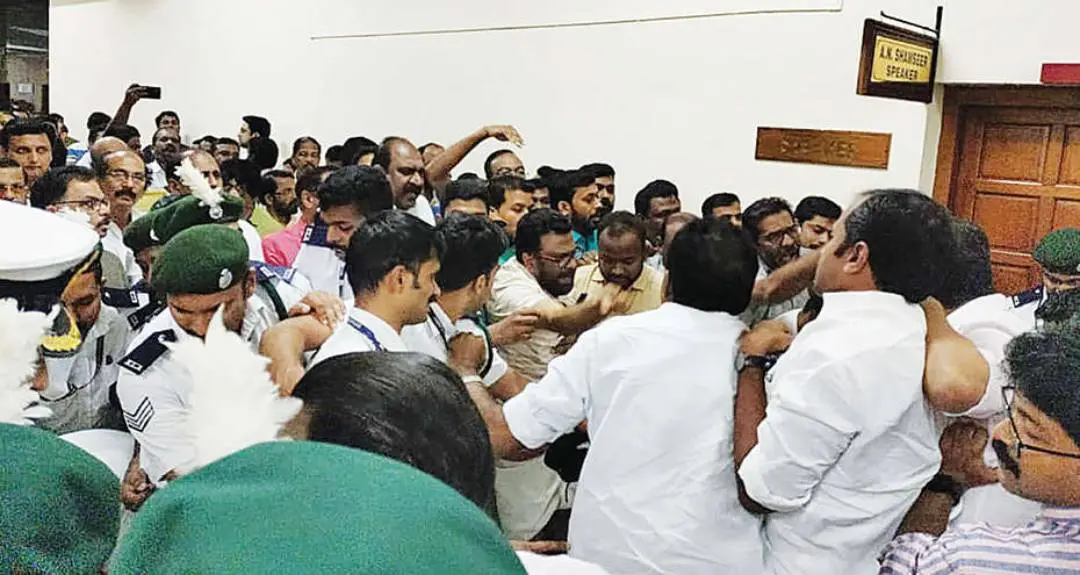 ബുധനാഴ്ച നിയമസഭയിൽ സ്പീക്കറുടെ ഓഫീസിനു മുന്നിൽ പ്രതിഷേധിച്ച പ്രതിപക്ഷ എം.എൽ.എ.മാരെ വാച്ച് ആൻഡ് വാർഡും ഭരണപക്ഷ എം.എൽ.എ.മാരും പേഴ്സണൽസ്റ്റാഫ് അംഗങ്ങളും ചേർന്ന് തടഞ്ഞപ്പോൾ