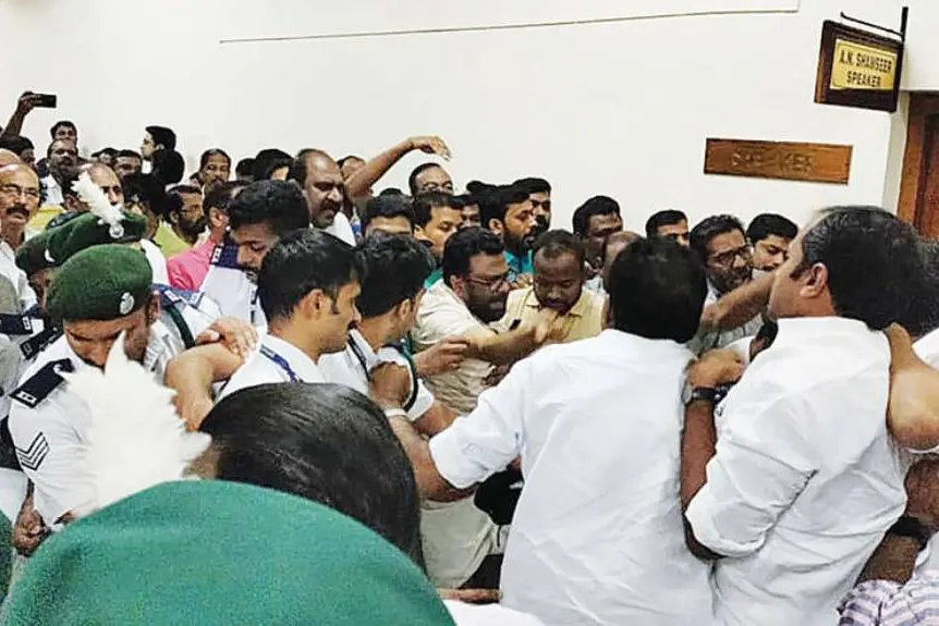 സഭയിലെ സംഘര്‍ഷക്കേസ്: സര്‍ക്കാരിന് തിരിച്ചടി, വാച്ച് ആന്‍ഡ് വാര്‍ഡിന്റെ കൈയുടെ എല്ല് പൊട്ടിയിട്ടില്ല