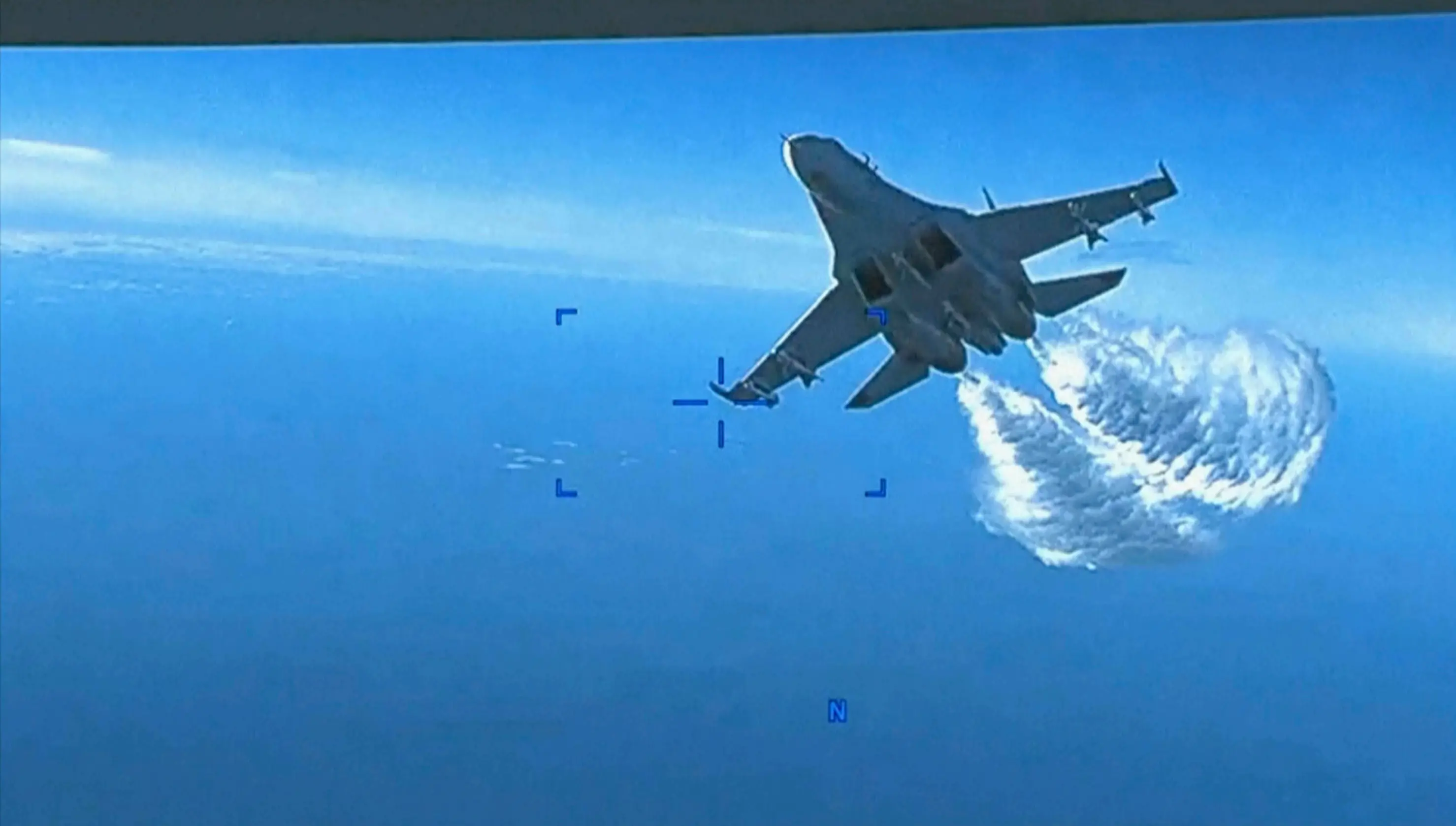 Russian Su-27 approaching the back of the MQ-9 drone and beginning to release fuel as it passes, over the Black Sea | Photo: AP (Source: Pentagon)