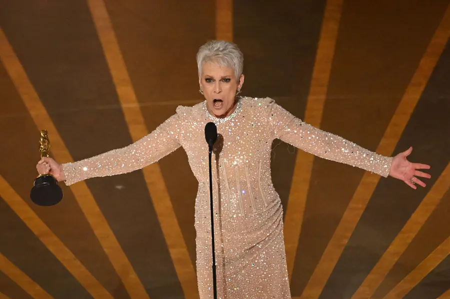 Jamie Lee Curtis wins Oscar for best supporting actress