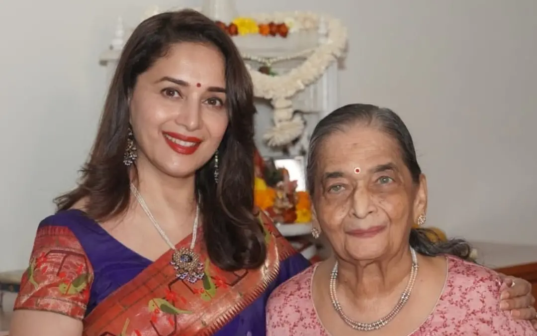 Madhuri Dixit with her mother Snehalata | Photo: www.instagram.com/madhuridixitnene/