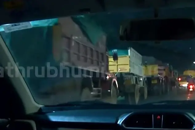 Dramatic scenes: Kochi Corporation dumps waste at Brahmapuram plant in wee hours
