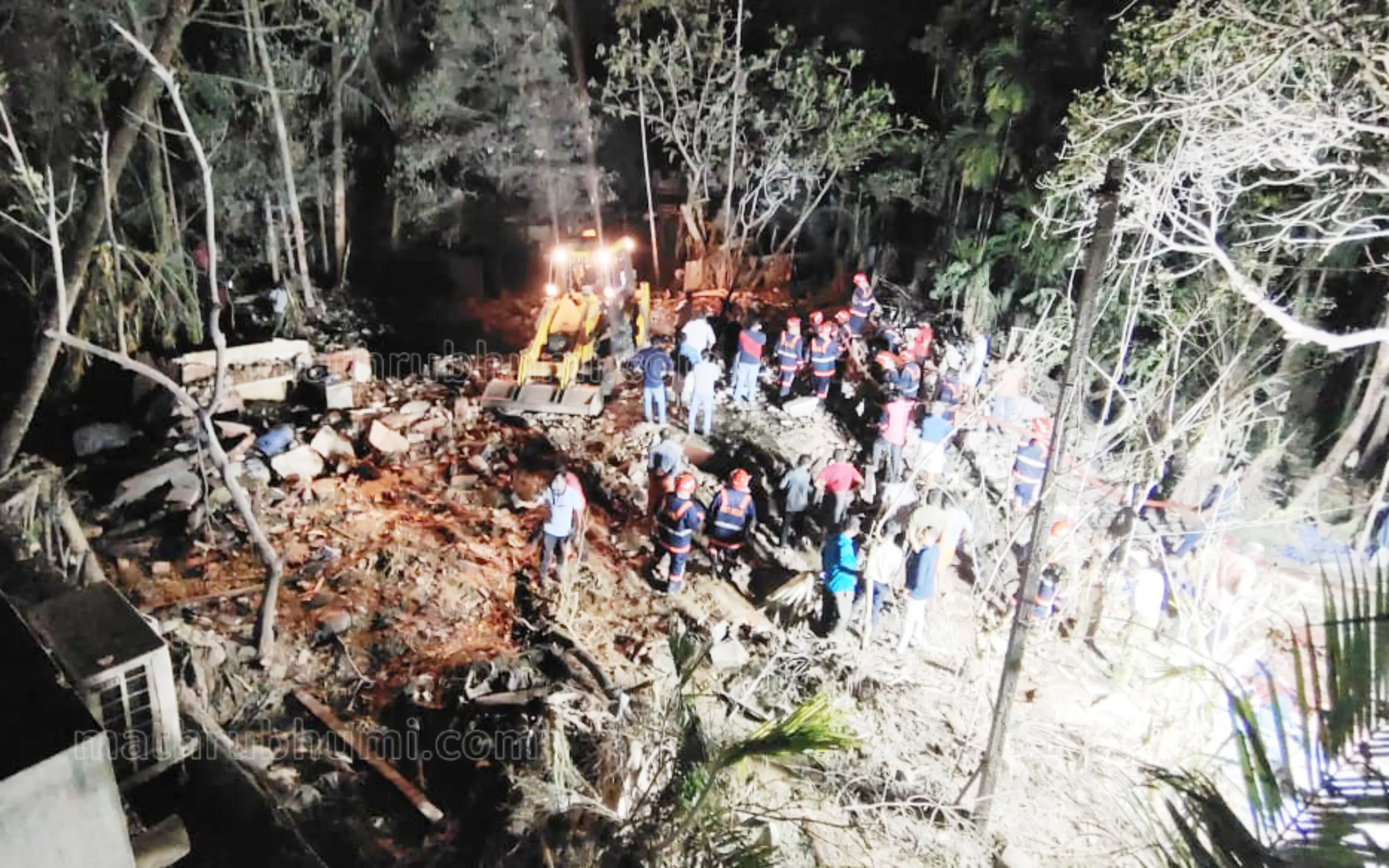 Firefighters at the location | Photo: Mathrubhumi/B Muralikrishnan