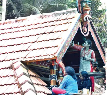 Women artists, led by Ambili Vijayan, painting temple facade in Vadakara | Photo: Mathrubumi