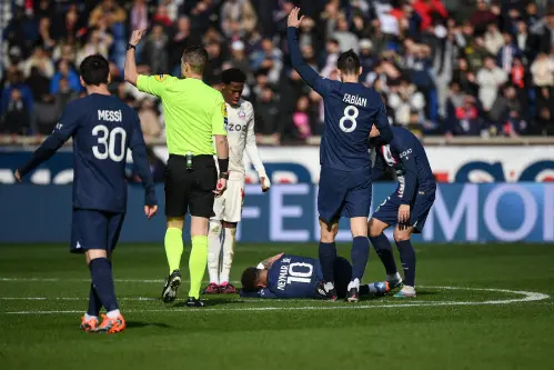 Neymar leaves pitch injured in PSG's match against Lille