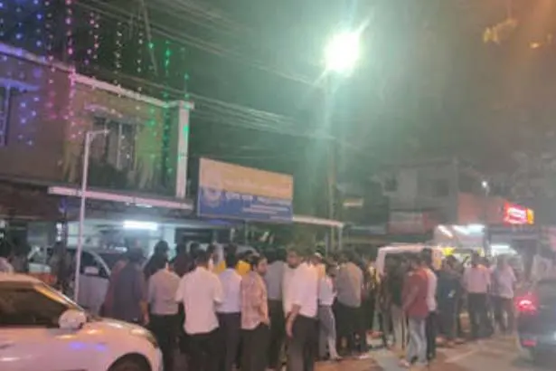 Lawyers stage blockade in Pettah PS demanding arrest of car passengers for misbehaviour