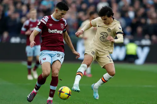 Troubled Chelsea held by West Ham despite Felix opener
