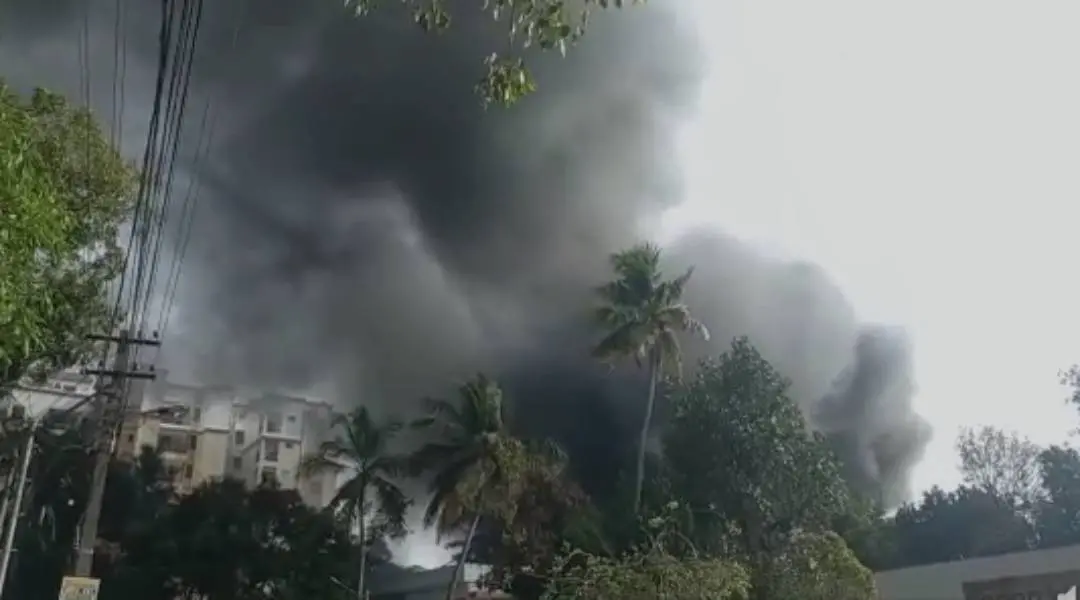 Fire breaks out at Vazhuthacaud, Thirvananthapuram | Photo: Mathrubhumi News