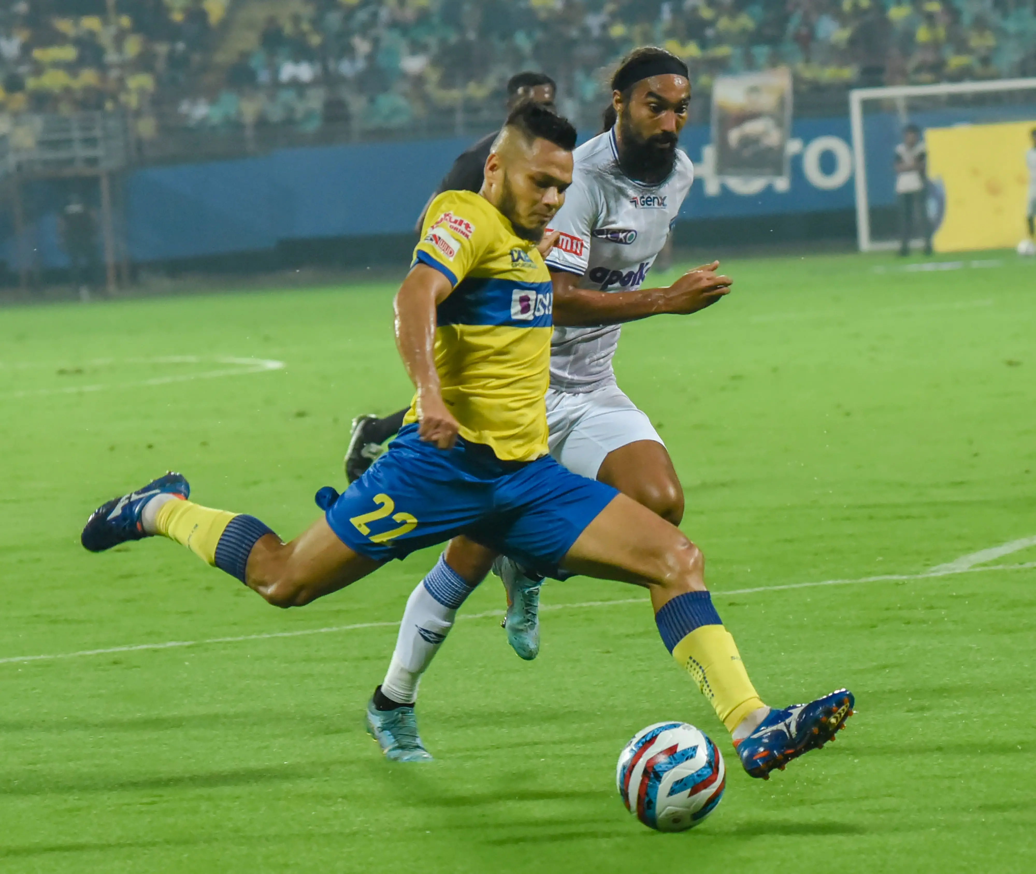 Kerala Blasters FC player Nishu Kumar and Chennaiyin FC player Gurumukh in action during ISL | Photo: PTI