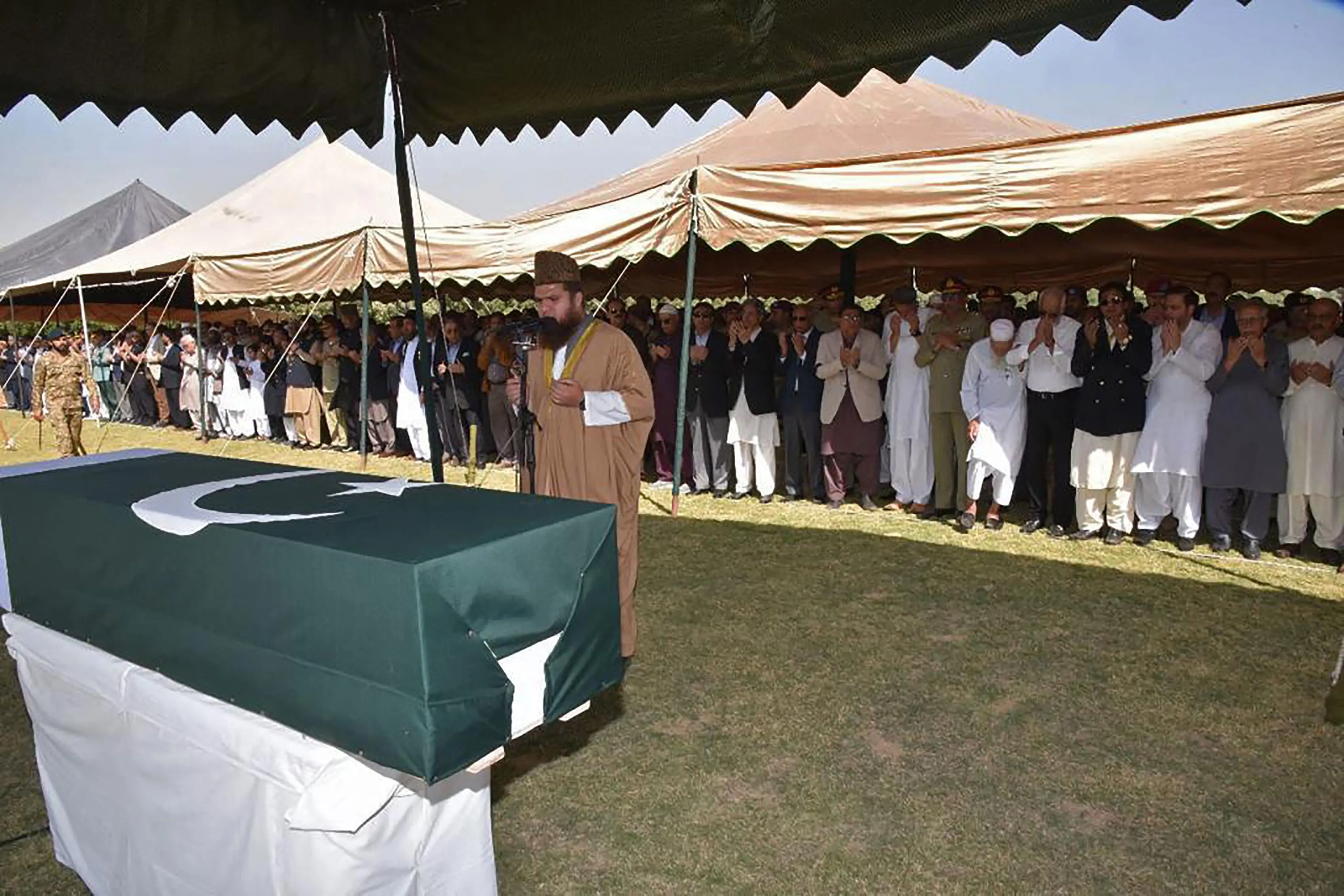 Military officials and others offering funeral prayers in front of the coffin of former military ruler Pervez Musharraf, in Karachi / Photo: AFP PHOTO/Pakistan's Inter-Services Public Relations (ISPR)