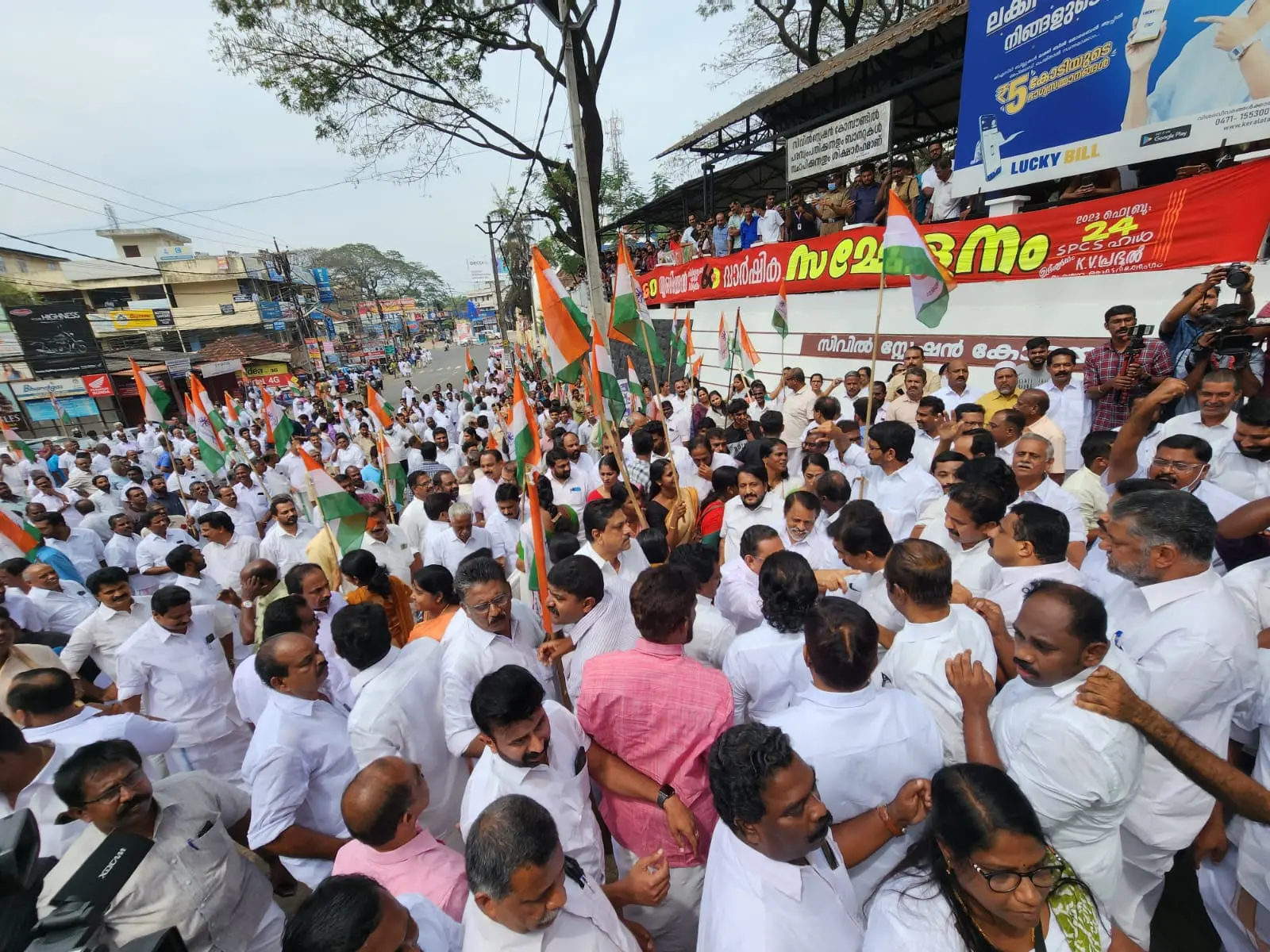 Congress protests against hike in fuel cess | Photo: Sivaprasad/ Mathrubhumi