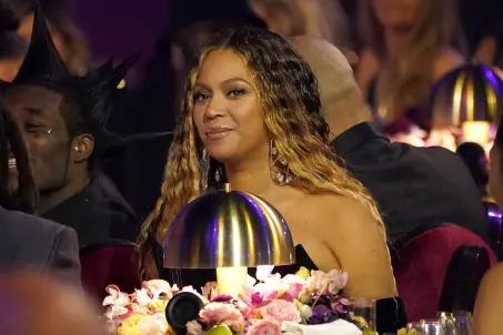 Beyoncé breaks Grammys record, is now most-decorated artist