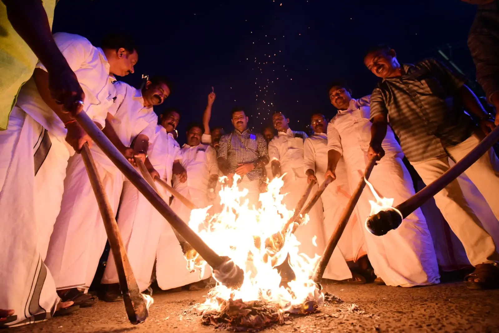 Congress workers in Kannur protesting against Kerala Budget | Photo: Mathrubhumi