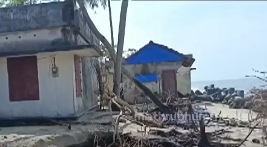 Houses damaged by rough seas / Photo: Screengrab of Mathrubhumi News