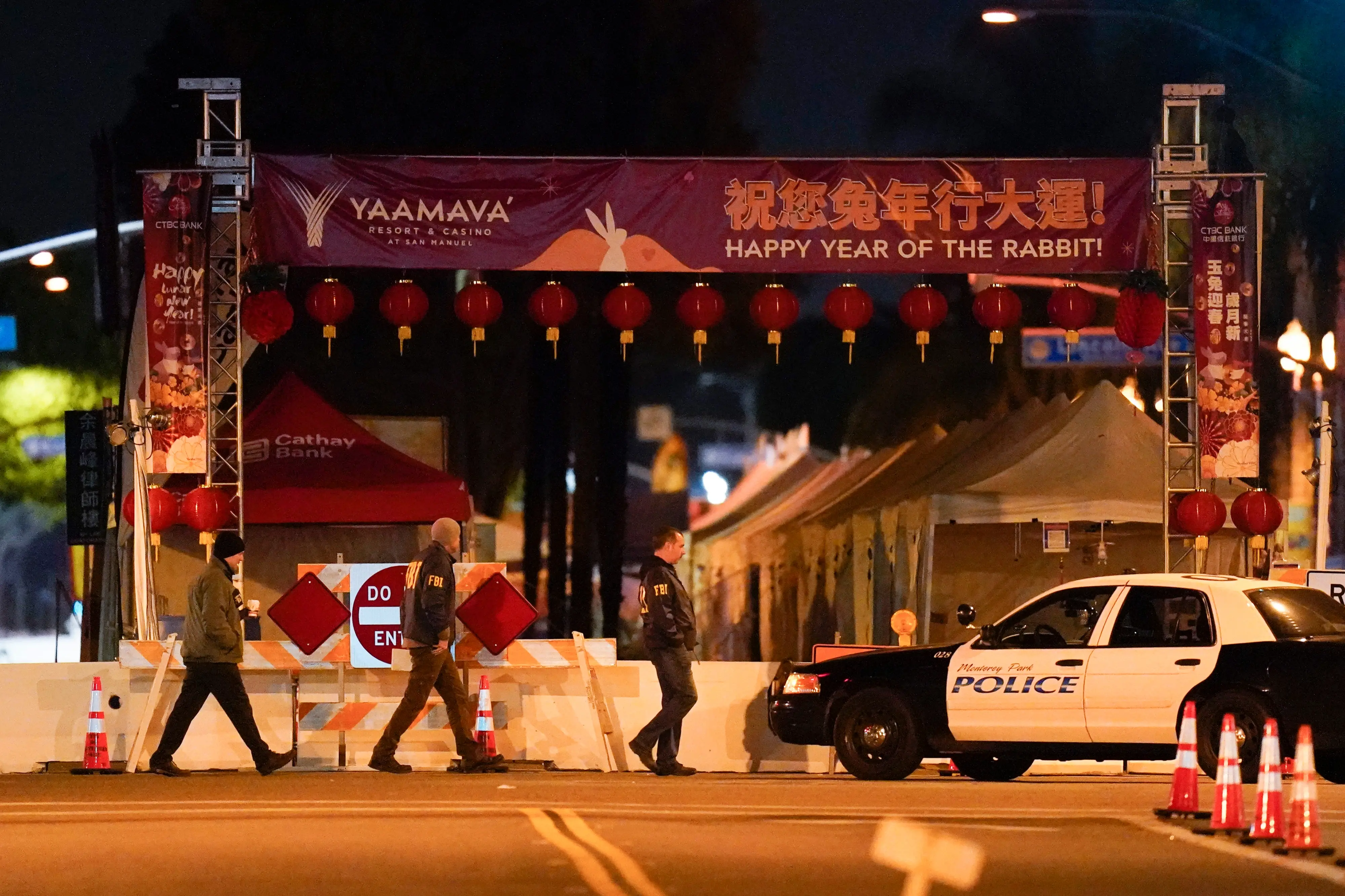 FBI agents walk near a scene where a shooting took place in Monterey Park, California / Photo: AP