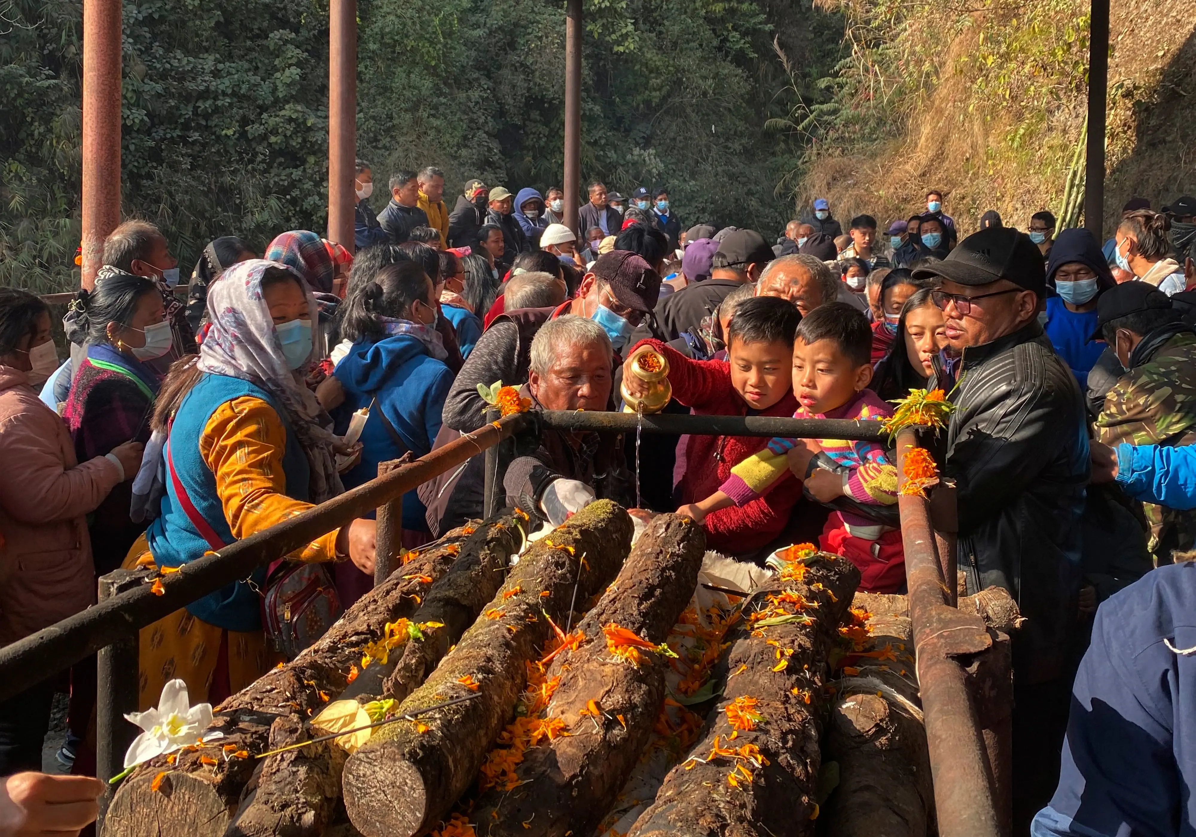 Relatives and friends perform last rites of the plane crash victims | Photo: AP
