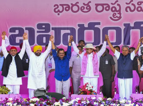 Telangana Chief Minister K Chandrashekar Rao with Chief Ministers Arvind Kejriwal (Delhi), Bhagwant Mann (Punjab), Pinarayi Vijayan (Kerala), Samajwadi Party President Akhilesh Yadav, at the BRS (Bharat Rashtra Samithi) party's rally, in Khammam, Wednesday, Jan. 18, 2023 | Photo: PTI