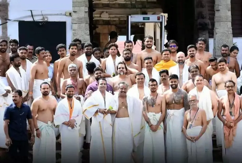 Suryakumar Yadav, Shreyas Iyer, Axar Patel, Yuzvendra Chahal, Washington Sundar, Kuldeep Yadav at Sree Padmanabhaswamy temple | Photo: Twitter