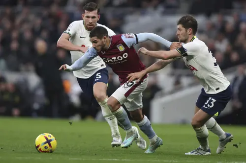 Tottenham's Pierre-Emile Hojbjerg, left, and Tottenham's Ben Davies, right, try to tackle Aston Villa's Emiliano Buendia, center, during the English Premier League soccer match between Tottenham Hotspur and Aston Villa at Tottenham Hotspur Stadium in London, Sunday, Jan. 1, 2023 | Photo: AP