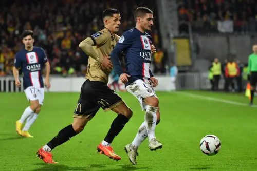 Paris Saint-Germain's Italian midfielder Marco Verratti (R) fights for the ball with Lens' French forward Florian Sotoca during the French L1 football match between RC Lens and Paris Saint Germain (PSG) at the Bollaert-Delelis Stadium in Lens, northern France on January 1, 2023 | Photo: AFP