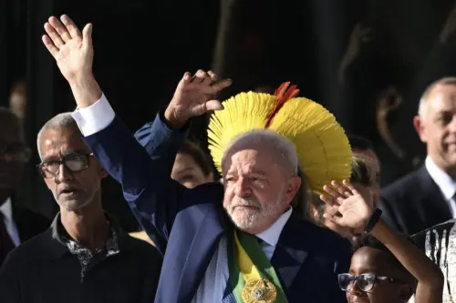 Brazil's new President Luiz Inacio Lula da Silva waves at supporters after receiving the presidential sash at Planalto Palace after his inauguration ceremony at the National Congress, in Brasilia, on January 1, 2023. - Lula da Silva, a 77-year-old leftist who already served as president of Brazil from 2003 to 2010, takes office for the third time with a grand inauguration in Brasilia | Photo: AFP