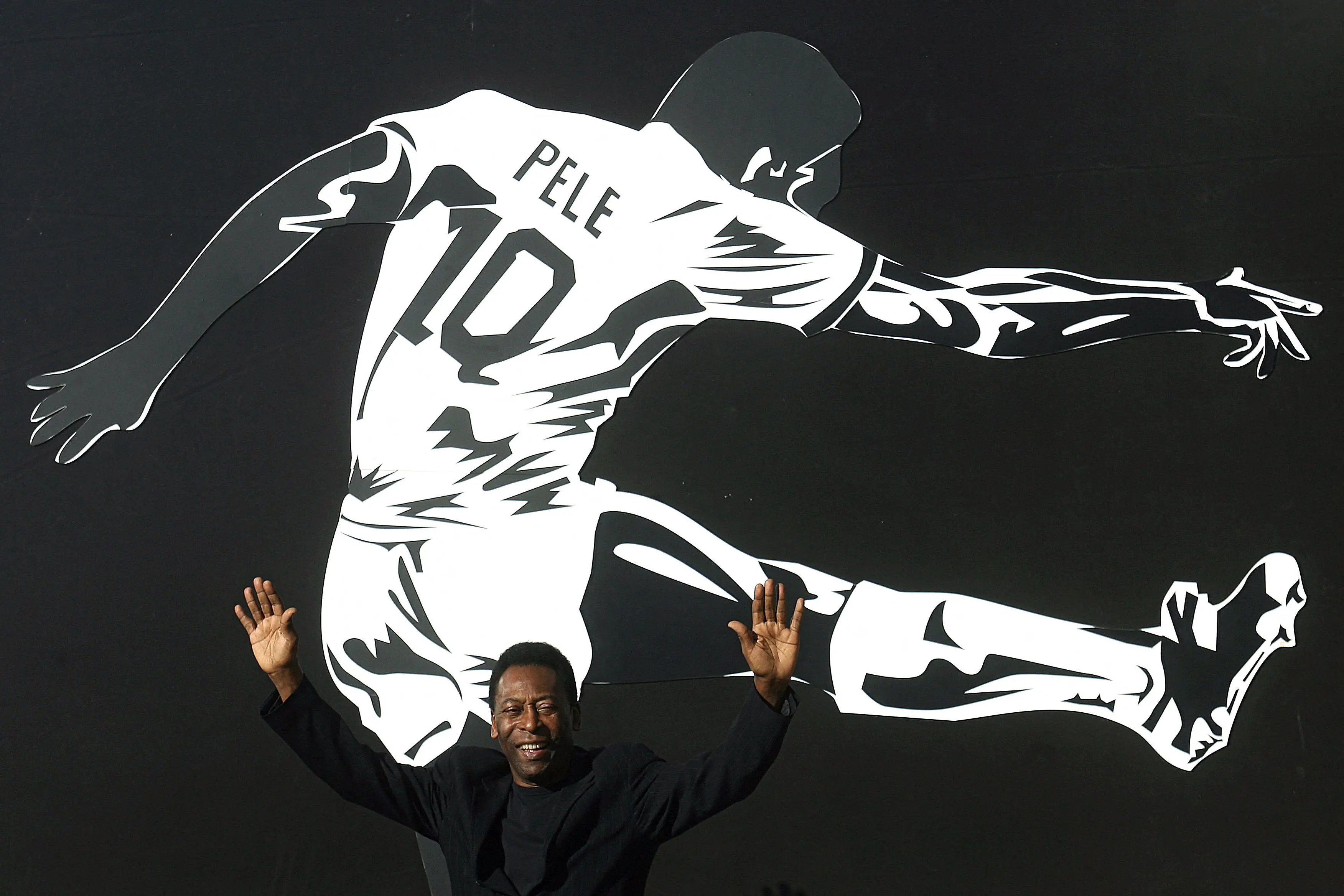 Pele during the opening ceremony of the 'Marks of the King' exhibition in Brasilia on June 25, 2008 | Photo: AFP