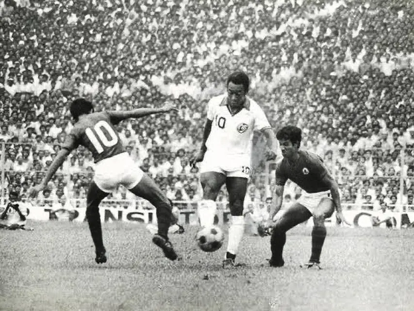 Pele playing against Bagan in Kolkata | https://twitter.com/atkmohunbaganfc