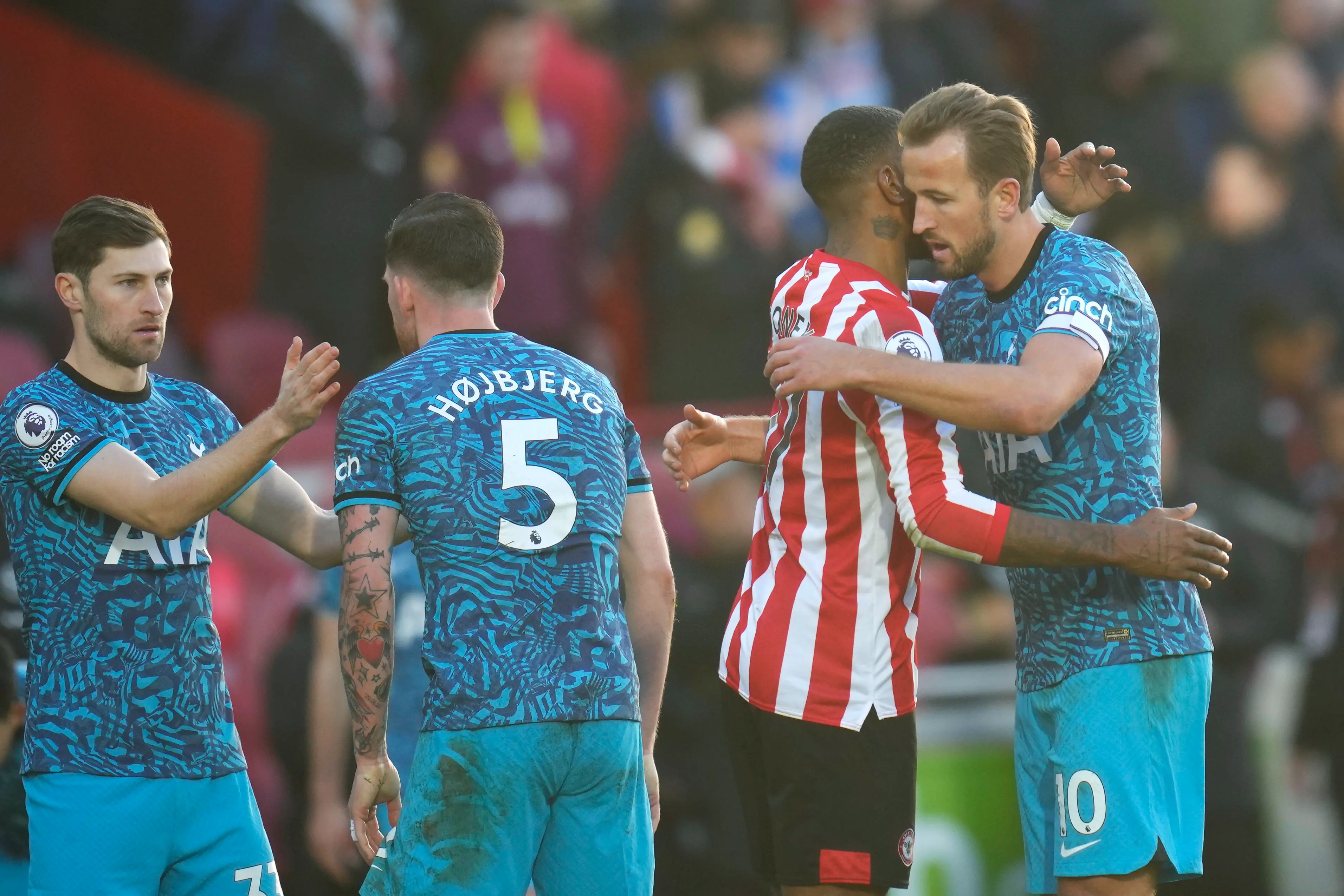Tottenham's Harry Kane hugs Brentford's Ivan Toney after the match | Photo: AP