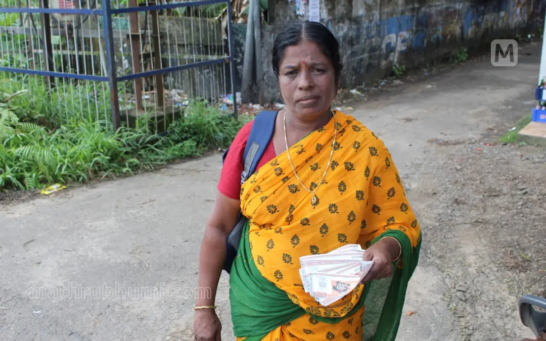 Actress Mary selling lottery tickets | Photo: Mathrubhumi
