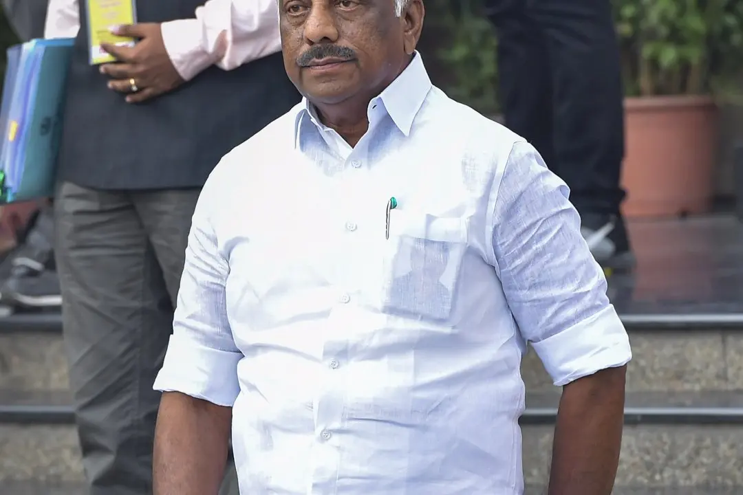 Panneerselvam dares Palaniswami to float new party