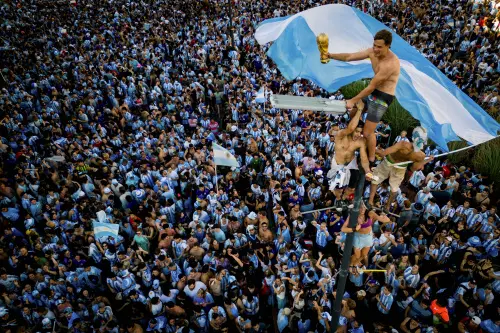 Aerial view fans of Argentina celebrate winning the Qatar 2022 World Cup / AFP