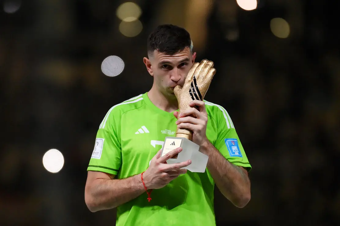 Emiliano Martínez poses for a photo with a Golden Glove Award | Photo: ANI