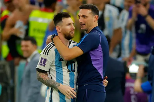 Lionel Messi celebrates with Argentina's coach #00 Lionel Scaloni I AFP