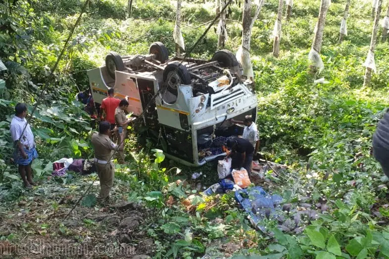 10-year-old girl dies after bus bound for Sabarimala met with accident in Erumely
