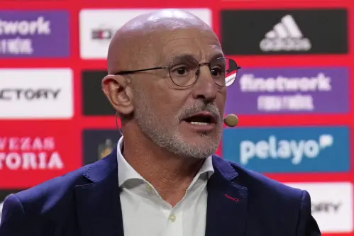 New Spain coach De La Fuente defends appointment