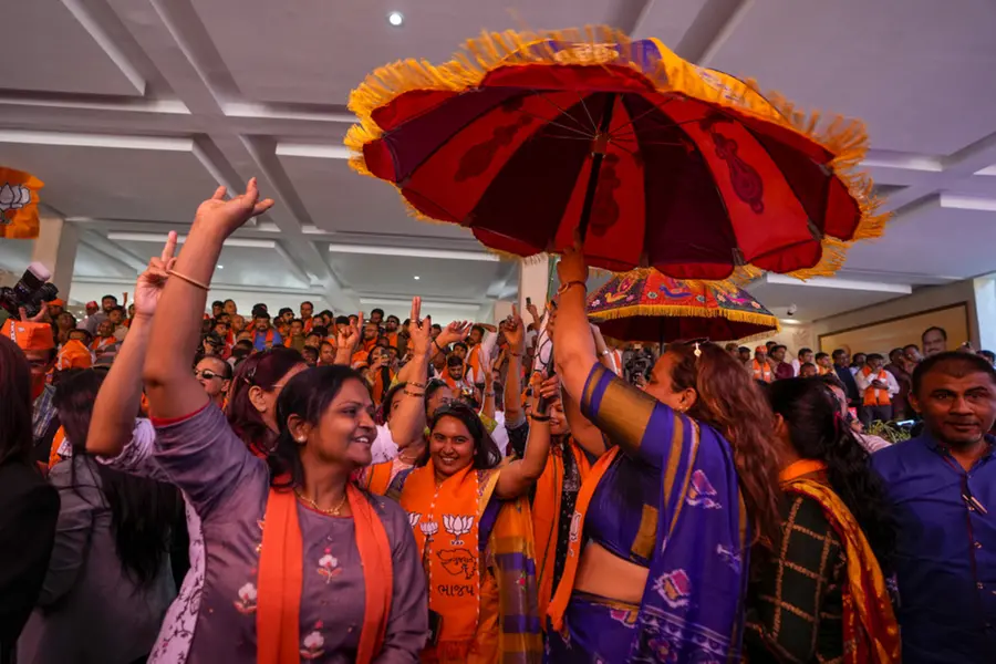 BJP poised for a record victory in Gujarat, Congress ahead in Himachal