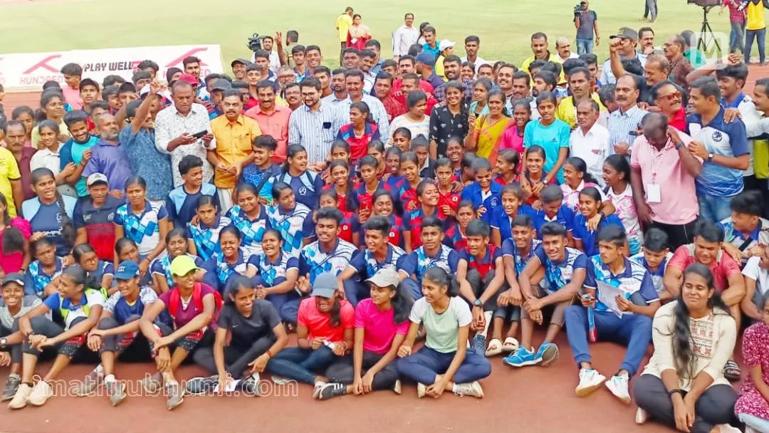 സംസ്ഥാന സ്കൂൾ കായിക മേളയിലെ ചാമ്പ്യന്മാരായ പാലക്കാട് ടീം | ഫോട്ടോ: ടി.കെ. പ്രദീപ് കുമാര്/ മാതൃഭൂമി