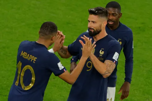 Kylian Mbappe (L), Olivier Giroud (R) | AFP